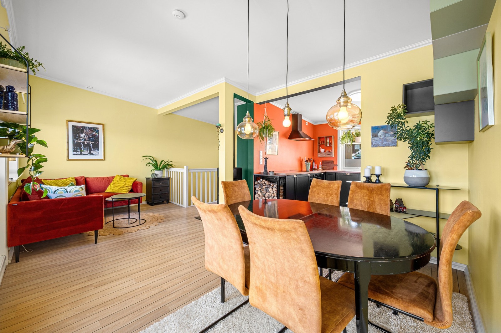 Stuen har god plass til spisebord og sofagruppe. Galleribilde