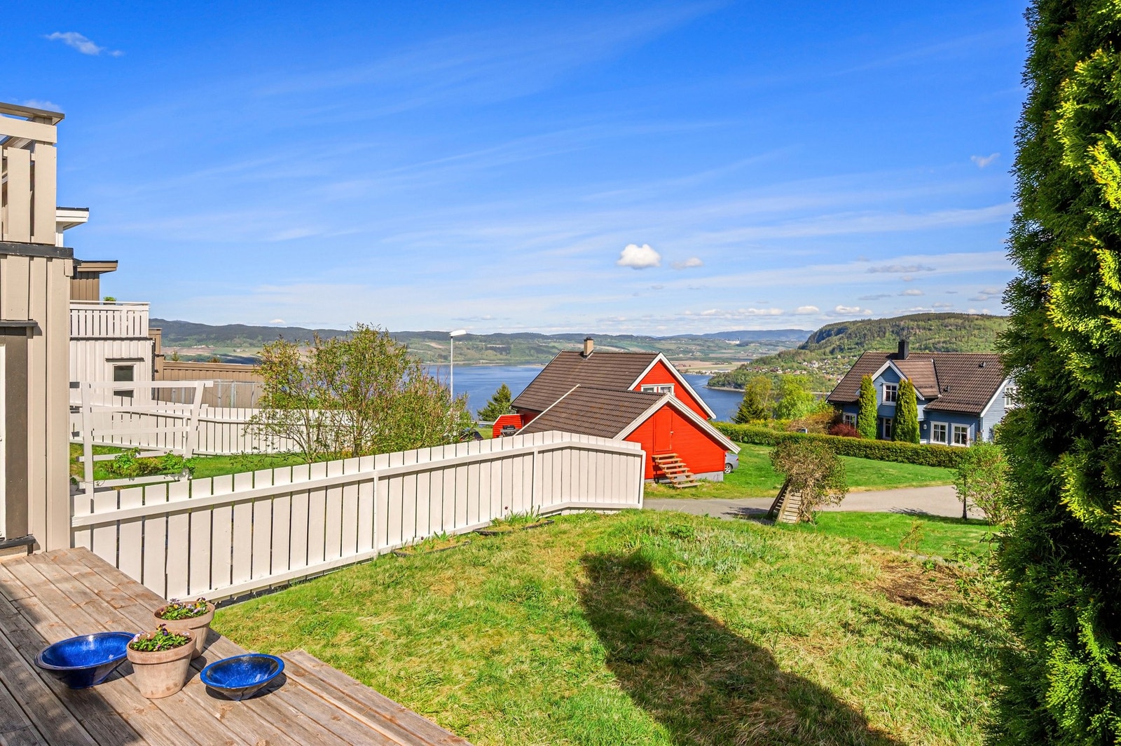 Flott uteområde med stor terrasse og hage. Galleribilde