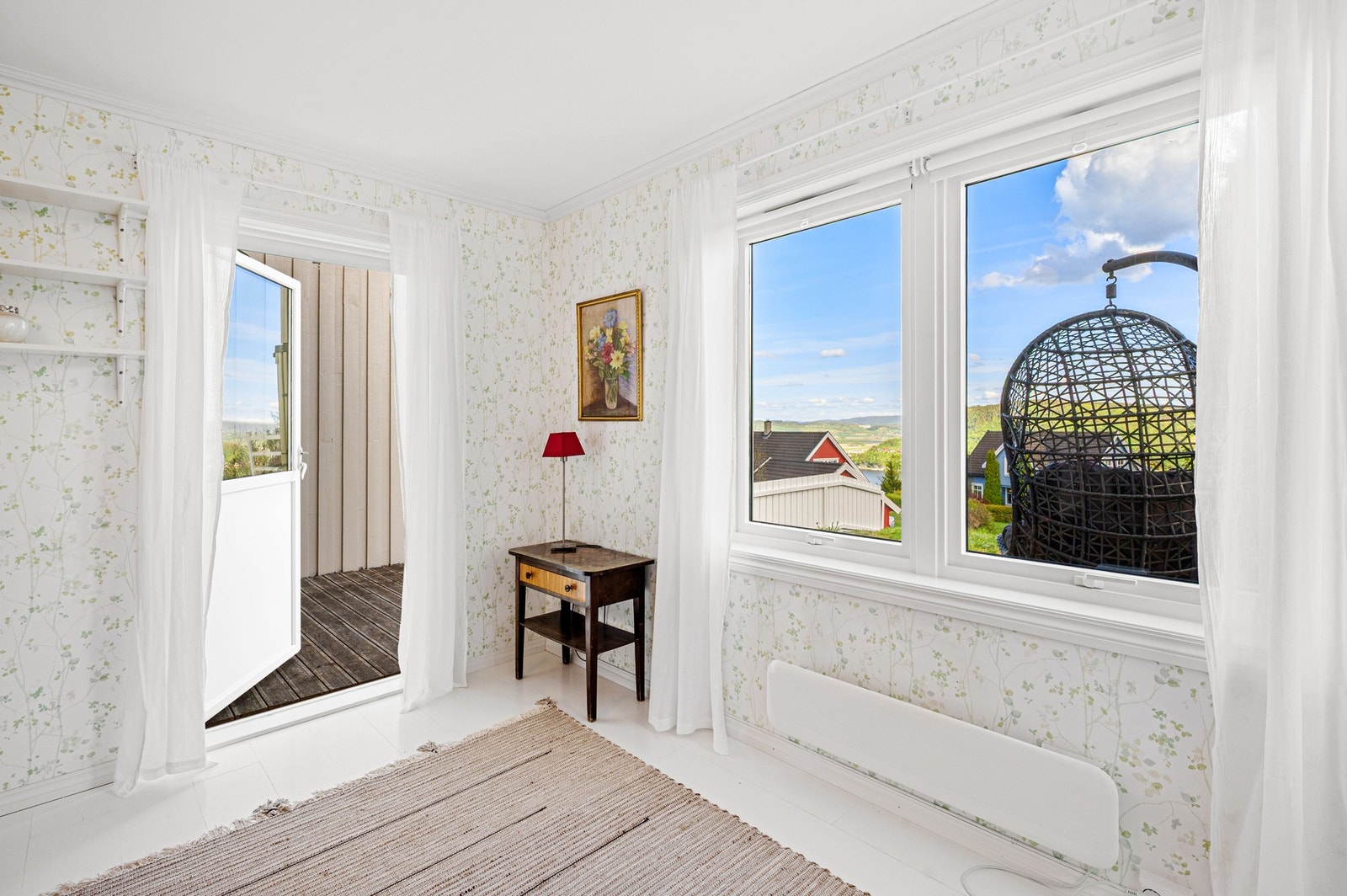 Fra soverommet er det utgang til terrasse. Galleribilde