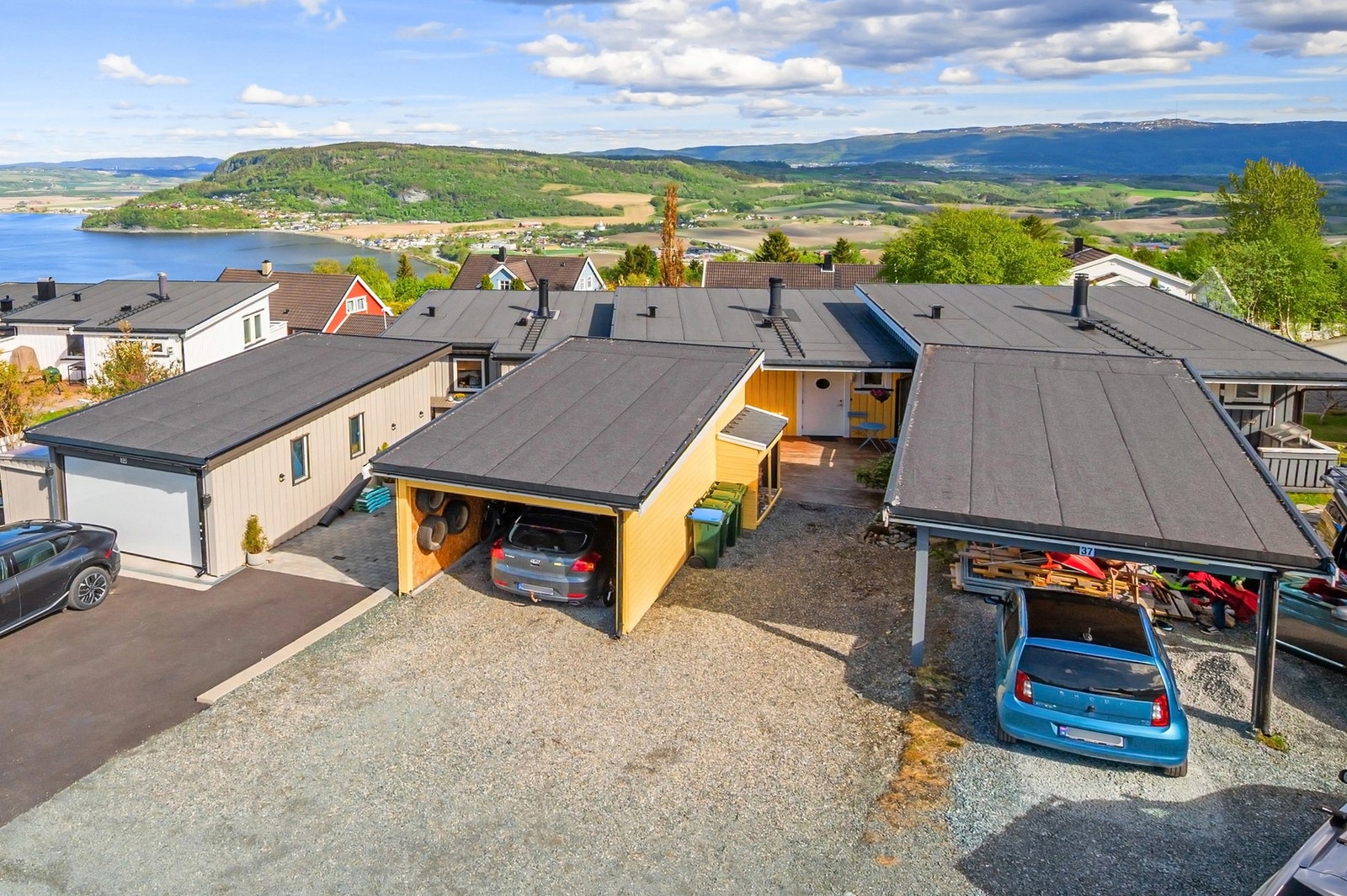 Boligen ligger i landlige, rolige og barnevennlige omgivelser uten gjennomgangstrafikk. Galleribilde