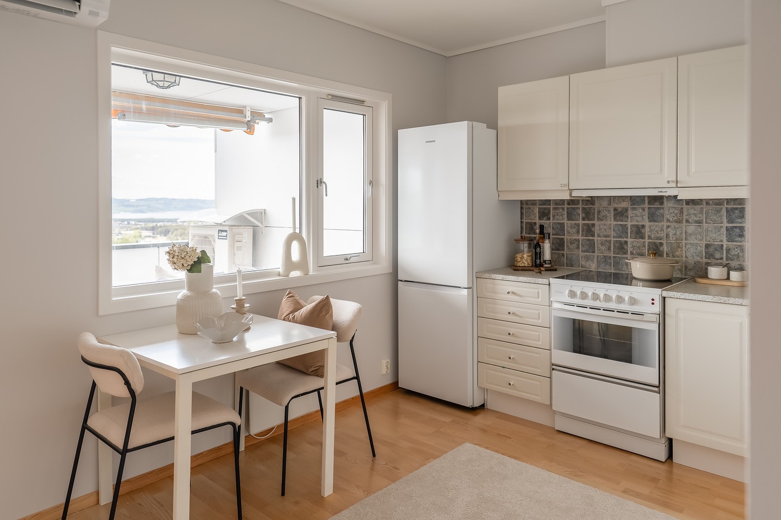 Her har man mye skapplass og plass for frokostbord. Fint med kjøkkenvindu for lys og utsikt. Galleribilde