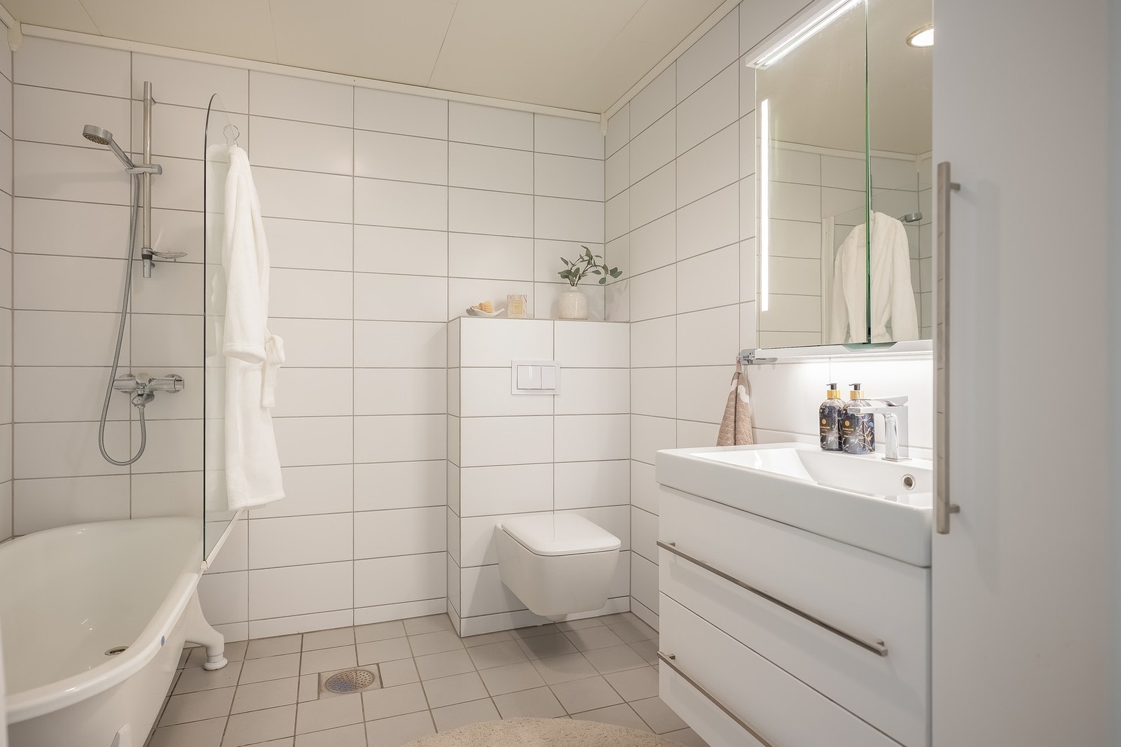 I tillegg har man badet her. Som ble oppgradert i ca. 2020 med nye fliser og innredning. Galleribilde