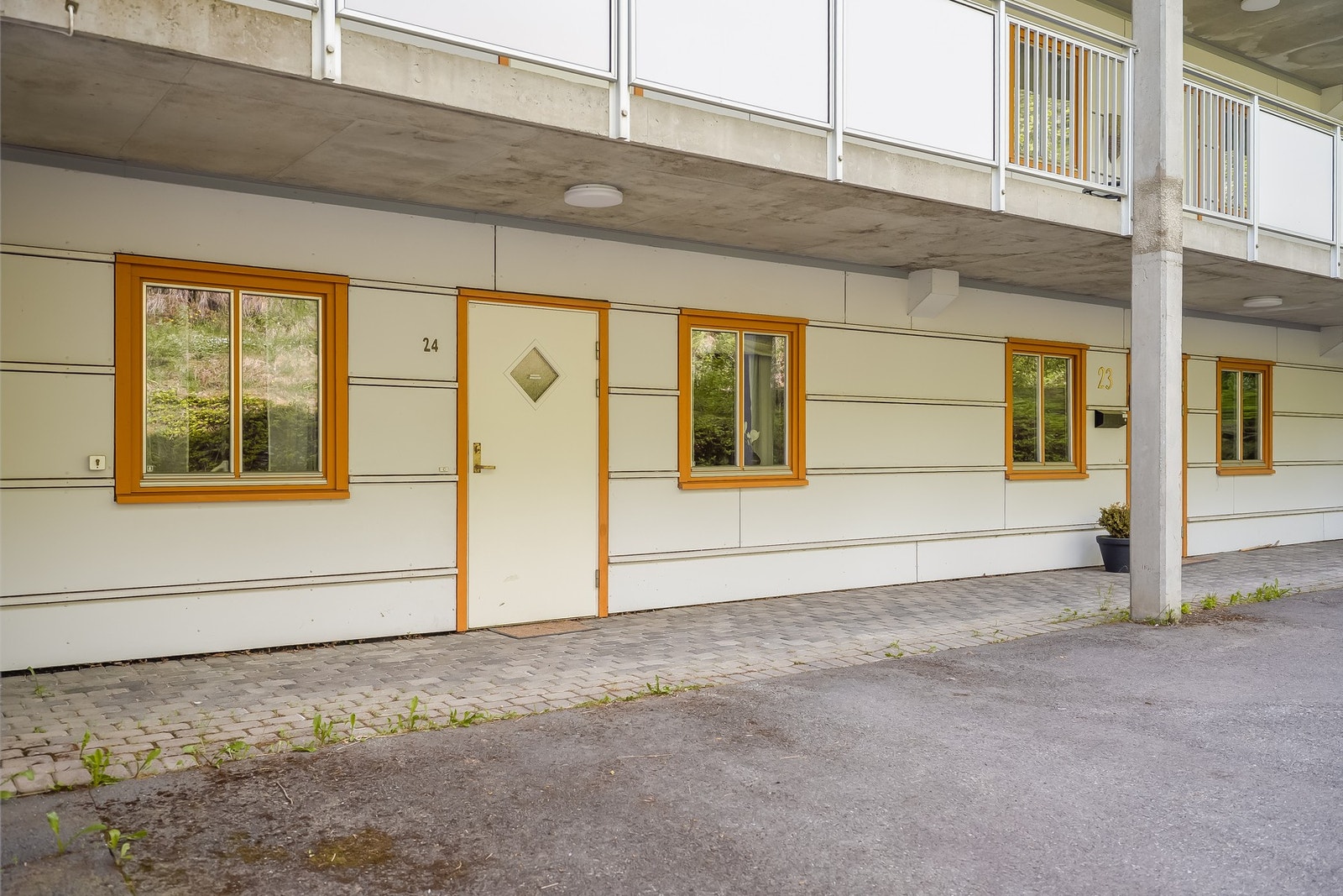 Inngang med takoverbygg. Denne leiligheten har fordelen av å ha inngang på bakkeplan, men ligger i praksis likevel i 2. etasje over garasje som gir god utsikt og ingen innsyn. Galleribilde
