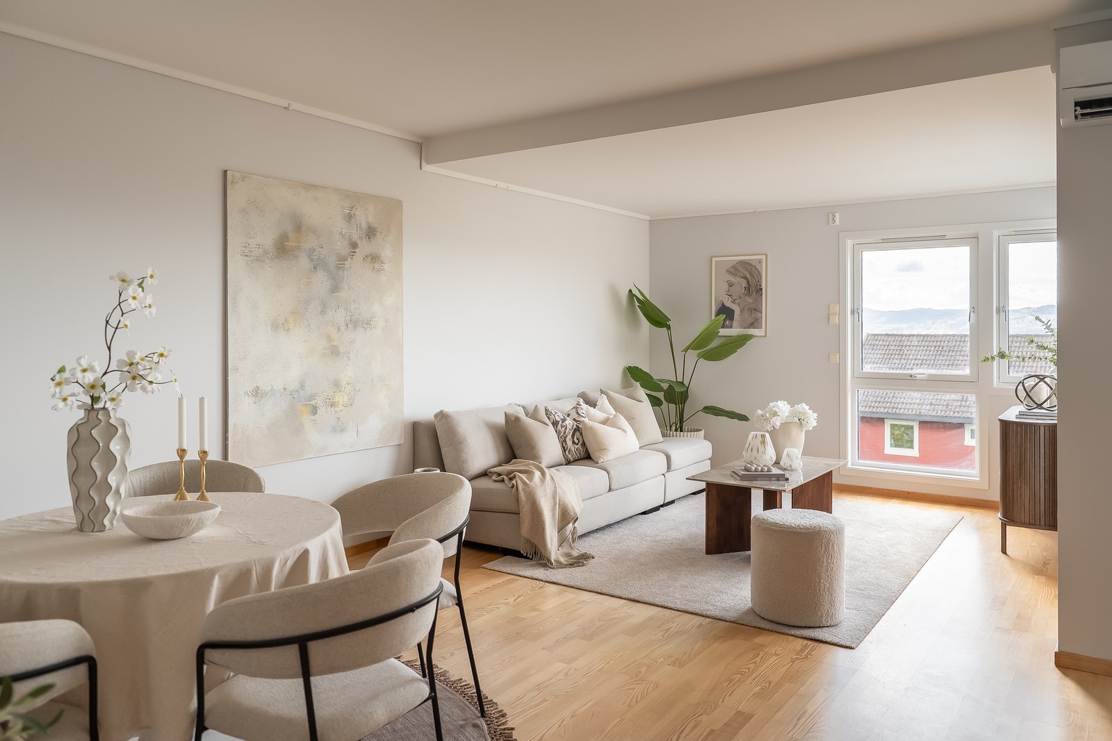 PrivatMegleren v/Torstein Nordby har gleden av å presentere Solvegen 1, en romslig 3-roms leilighet med gode solforhold og flott utsikt utover fjorden og byen. Foto: Oscar Stoltenberg Galleribilde