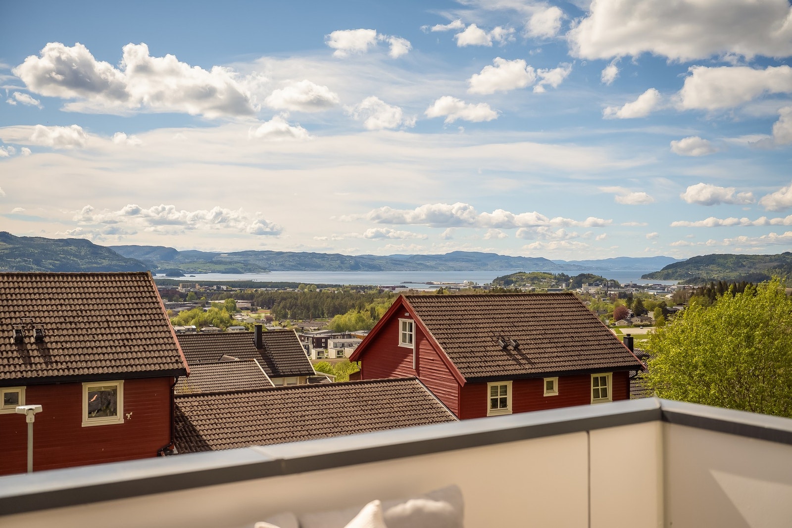 Herlig utsiktsforhold mot fjorden. Galleribilde
