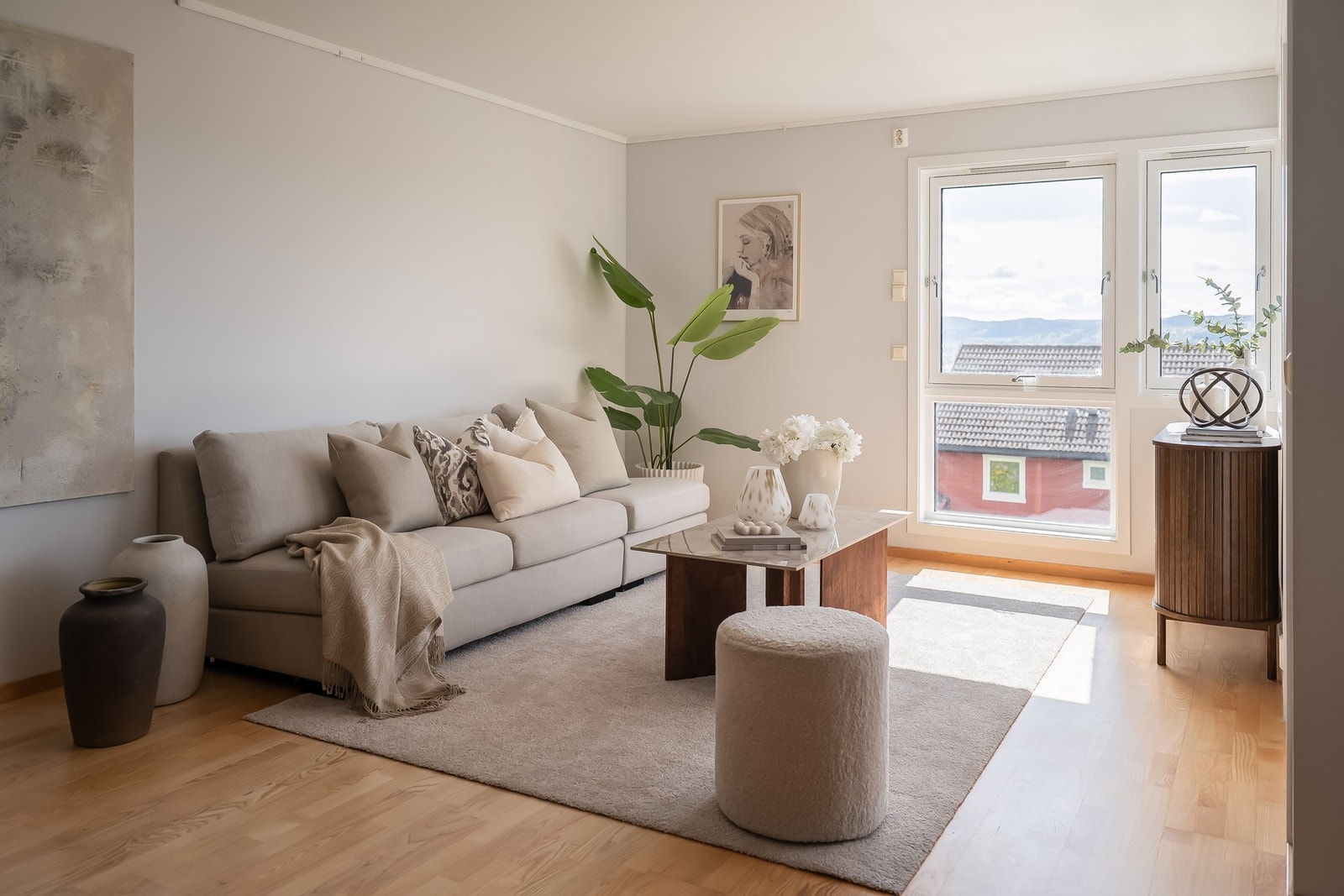 God plass til flere sittegrupper. Galleribilde