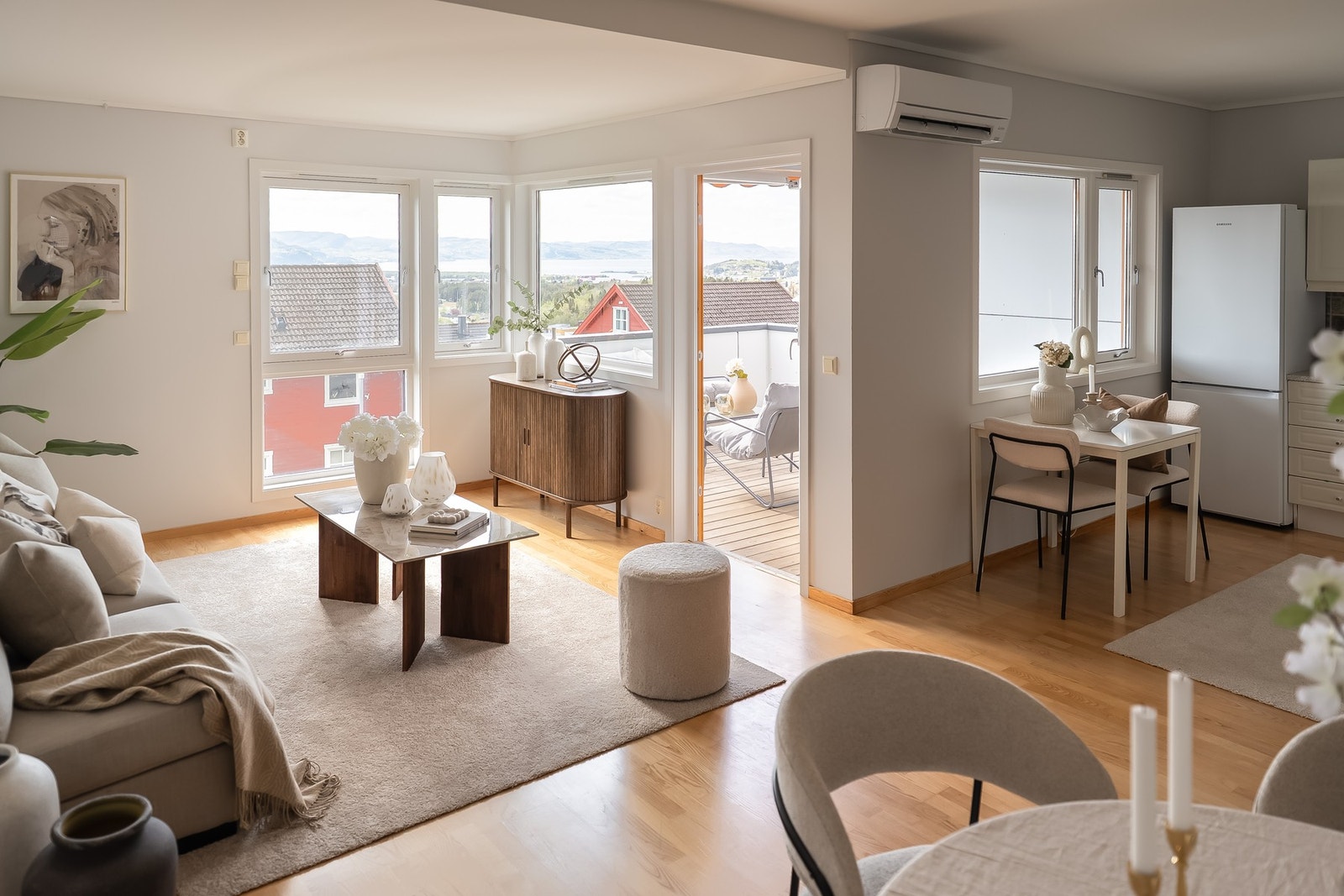 Leiligheten er nymalt innvendig og har en god, romslig planløsning. Galleribilde