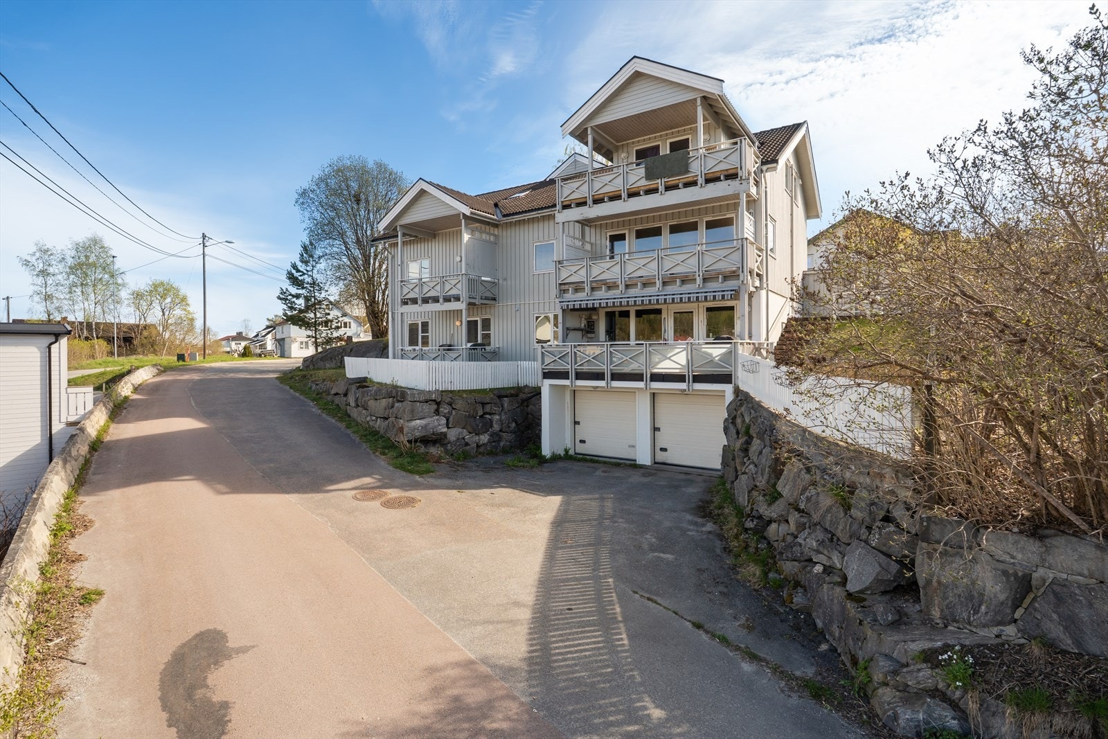 Flott og karakteristisk leilighet med stor balkong - her bor du med utsikt over omgivelsene Galleribilde