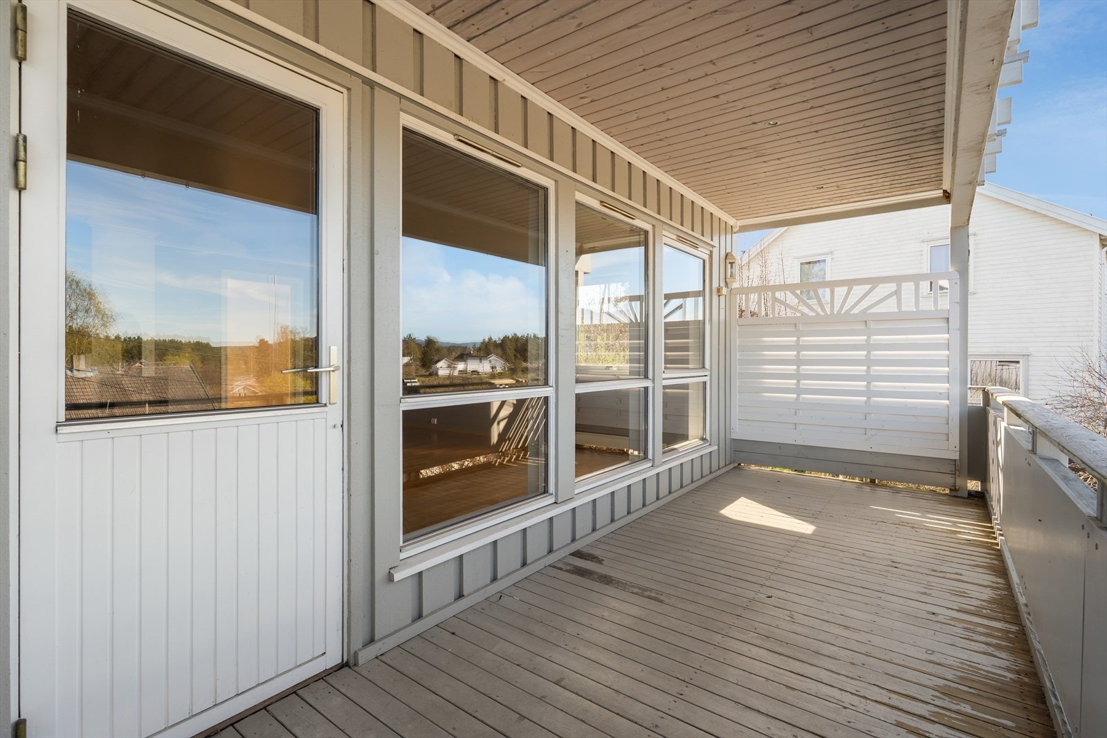 Romslig terrasse med direkte utgang fra stuen - nyt solen og utsikten fra din egen private uteplass. Galleribilde