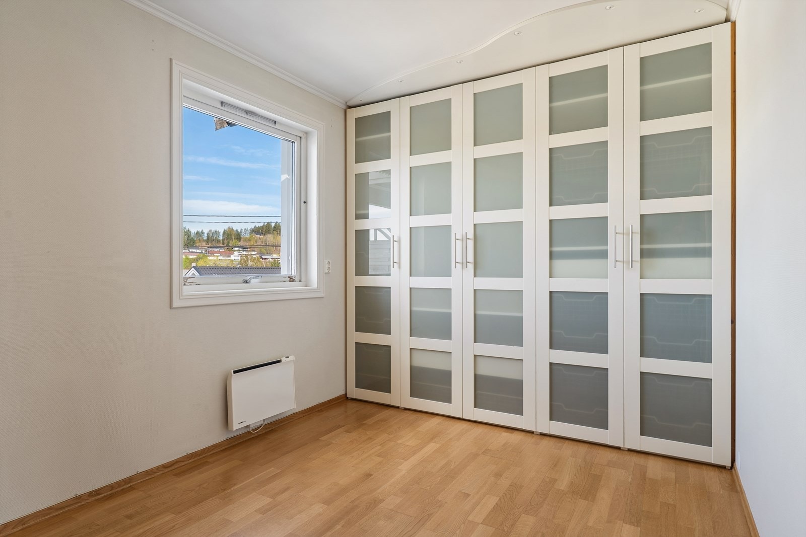 Romslig og lyst soverom med med romslig garderobeløsning som gir godt med oppbevaring Galleribilde