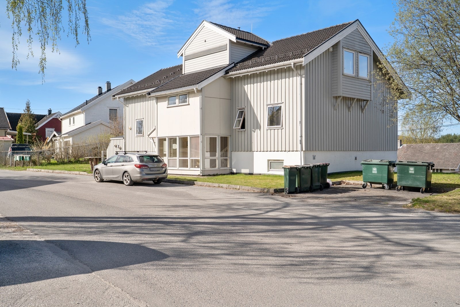 Eiendommen ligger sentralt til på Rolighetsmoen. Et populært og veletablert boligområde kjent for sitt gode bomiljø og trygge omgivelse Galleribilde