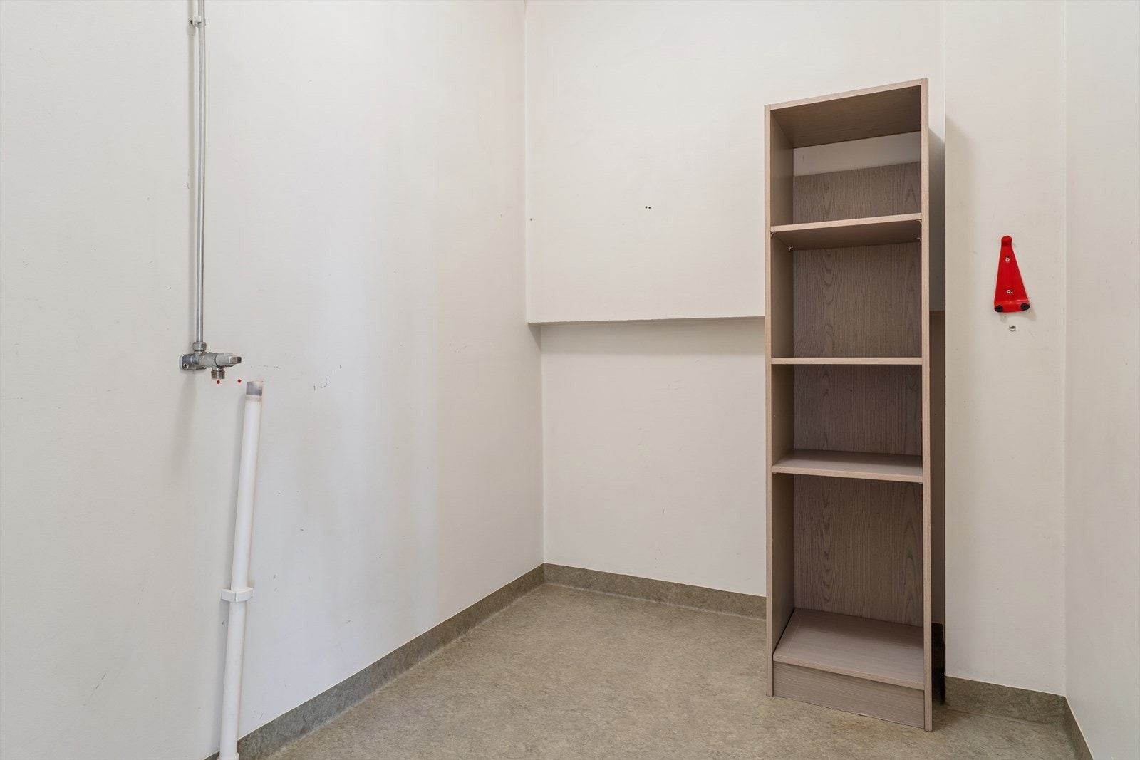 Bod/vaskerom med tilkobling for vaskemaskin og gode oppbevaringsmuligheter Galleribilde