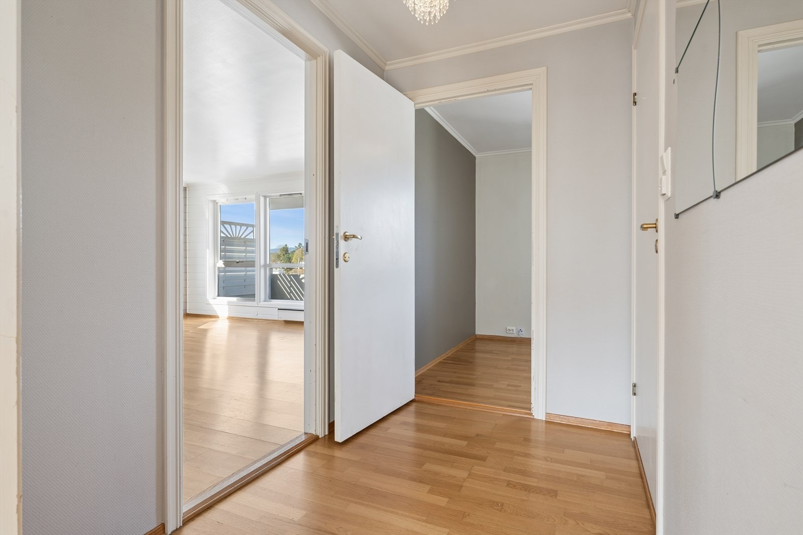 En lys gang som binder leiligheten sammen - praktisk adkomst til alle rom. Galleribilde