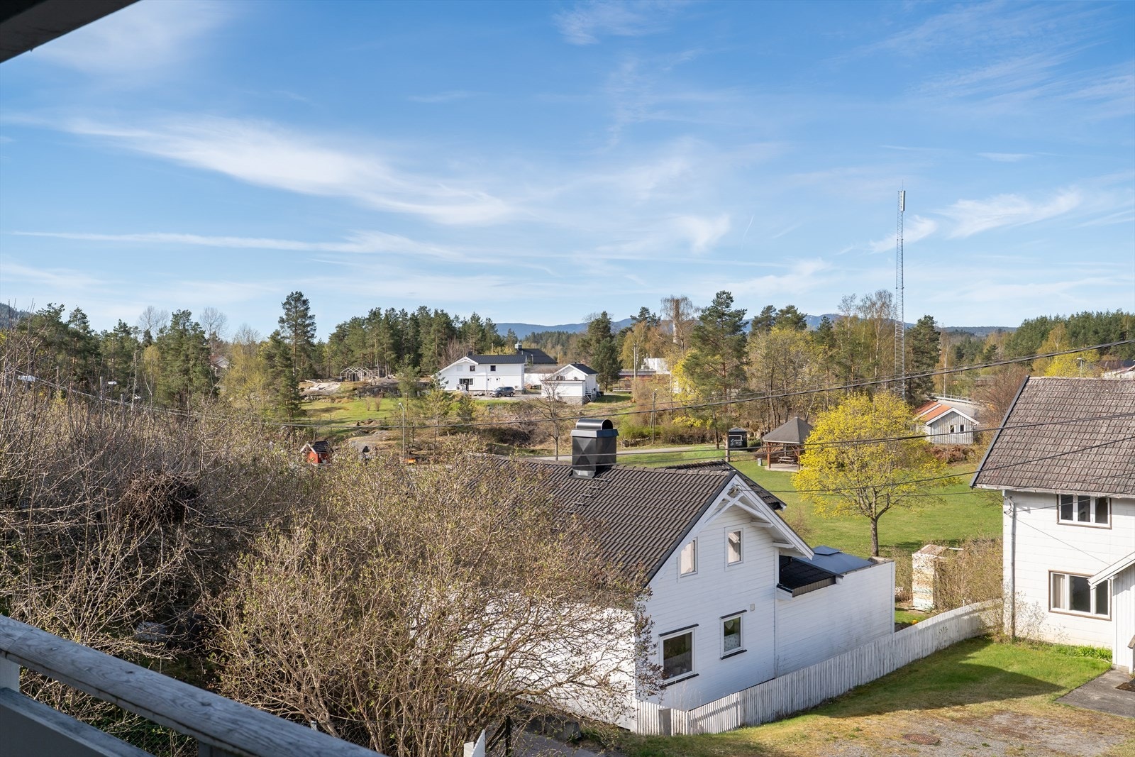 Utsikten snakker for seg selv - åpent, grønt og idyllisk norsk landskap og et rolig nabolag rundt deg Galleribilde
