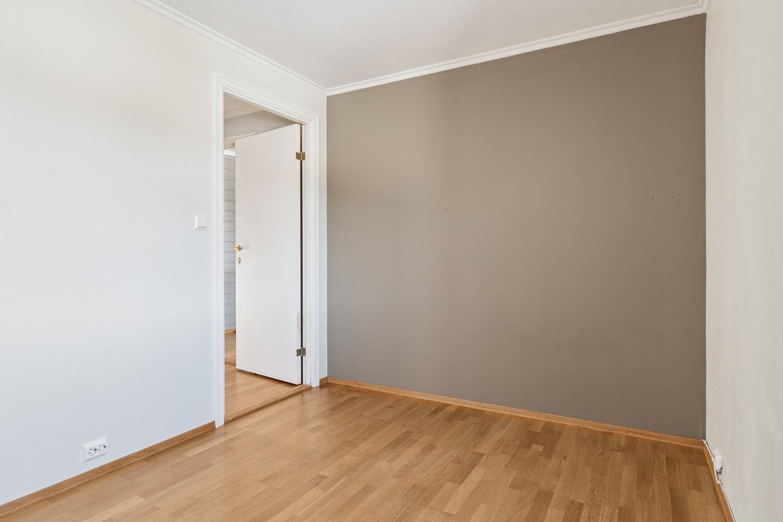 Soverom med en vegg malt i lun og behagelig kontrastvegg Galleribilde