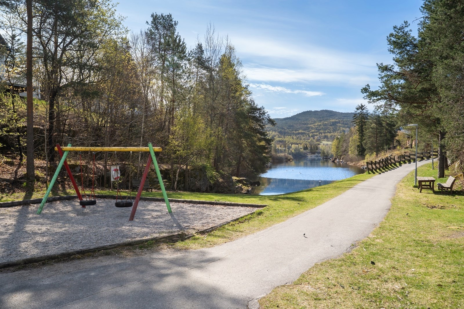 Sjarmerende turområde med lekeplass og gangsti langs vannet - her kan barna leke trygt mens de voksne nyter naturen og stillheten i vakre omgivelser. Galleribilde