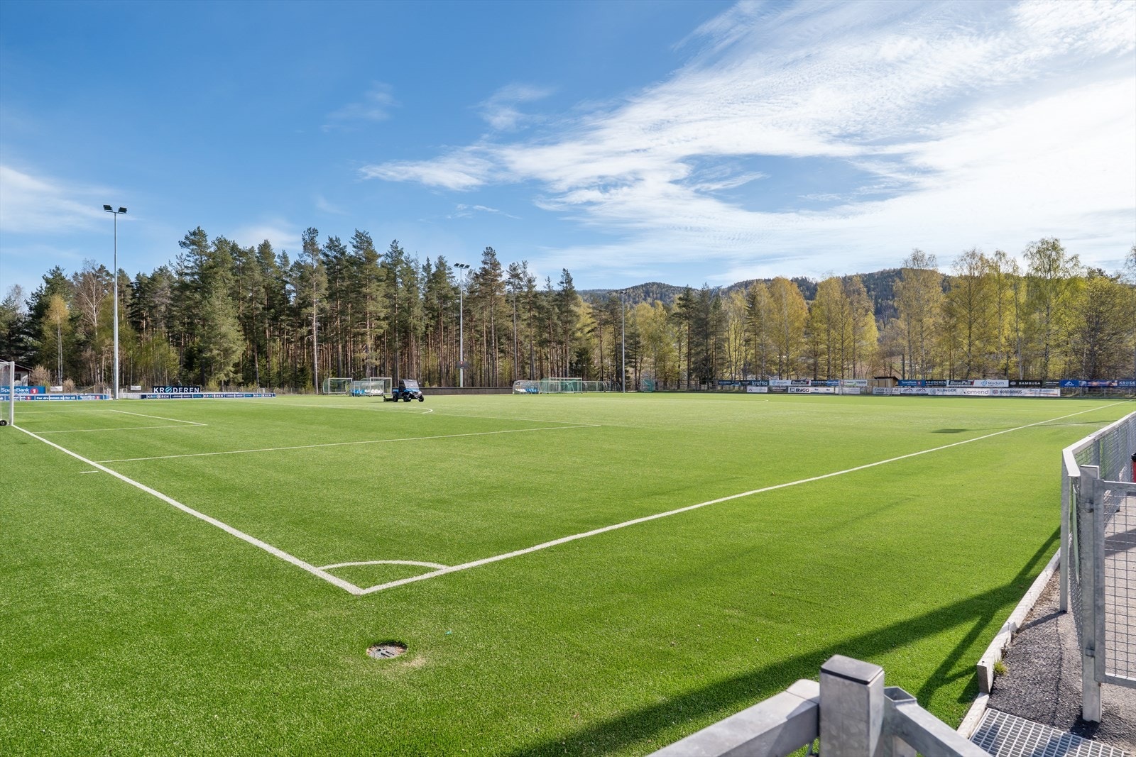 Moderne kunstgressbane tilhører Geithus IL - perfekt for aktive hverdager og en stor fordel for fotballglade barn og unge i alle aldre. Galleribilde
