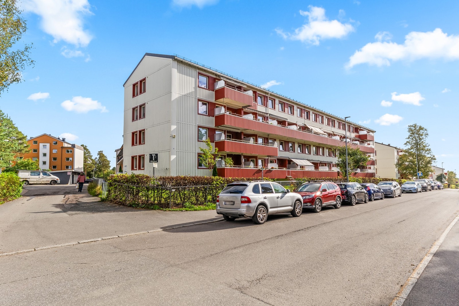Borettslaget disponerer over 180 parkeringsplasser som leies ut etter venteliste. Det er etablert flere ladestasjoner for elbil i borettslaget. Det finner også privat garasjelag i området. Ellers gratis gateparkering. Galleribilde