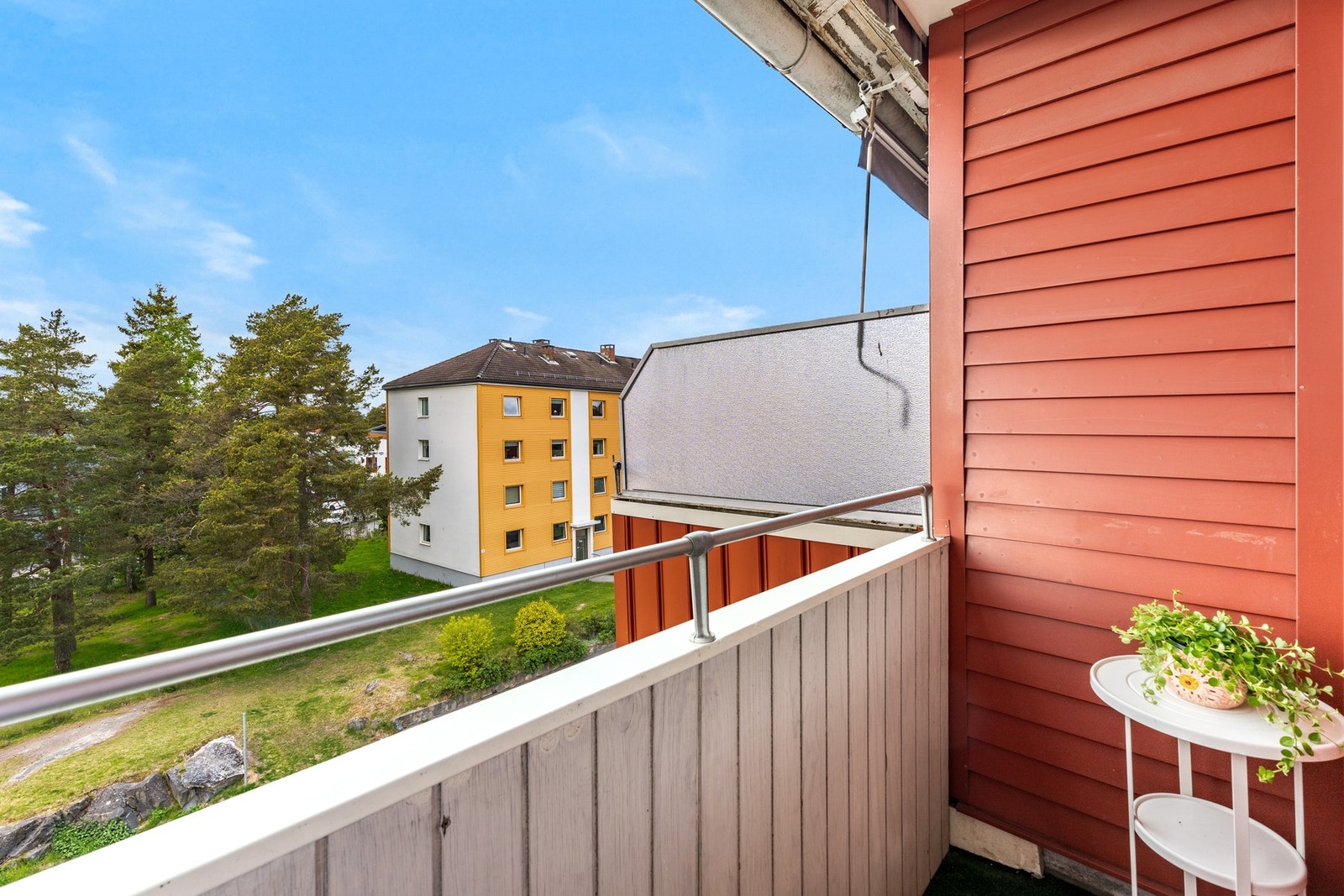 Balkongen er på ca. 1,7 kvm og fungerer som et privat uterom med gode solforhold utover ettermiddagen og kvelden. Galleribilde