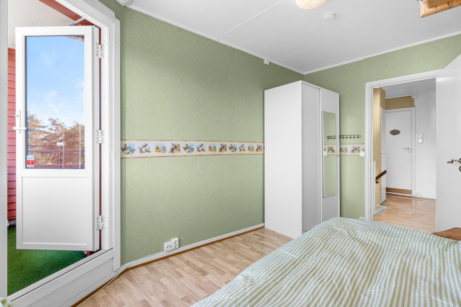 Fra dette soverommet har du egen utgang til en hyggelig og skjermet balkong. Galleribilde