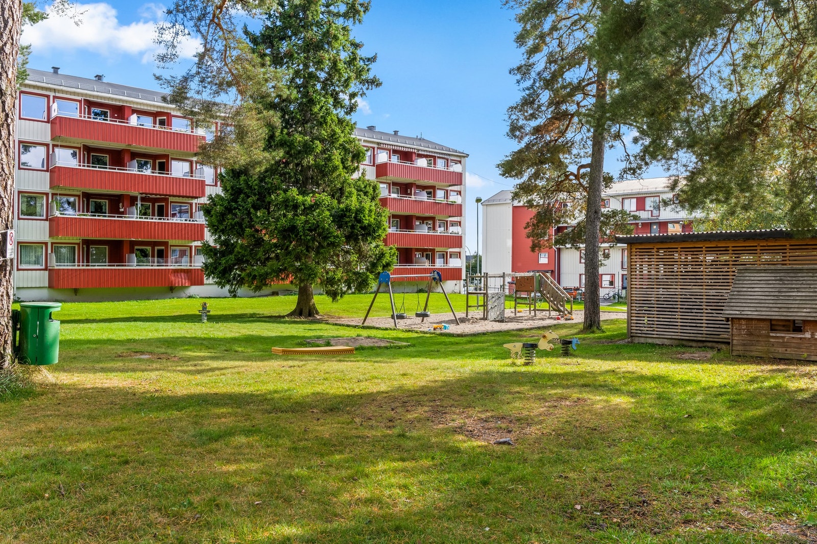 Utenfor blokken er det låsbart sykkelskur, perfekt for de syklende. Borettslaget har også et stort fellesvaskeri, som beboerne kan benytte. Galleribilde