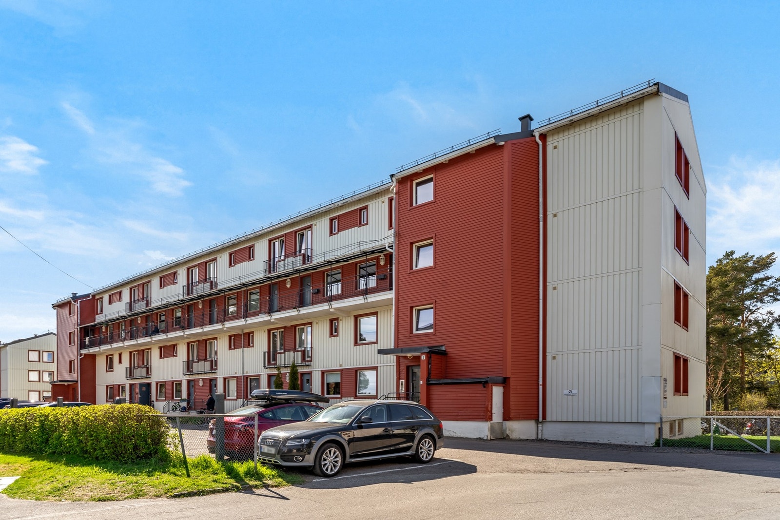 Borettslaget har pent opparbeidet fellesområder, med flere hyggelige grøntområdet rett utenfor boligen. Galleribilde