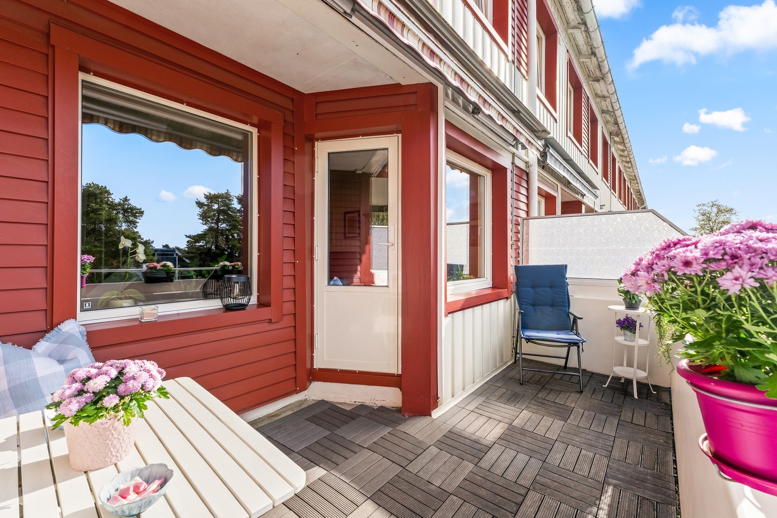 Den gode størrelsen gir plass til både grill, utemøbler og hyggelige sosiale soner. Balkongen er oppgradert med terrassebord og markise, som skaper en lun og innbydende uteplass. Galleribilde