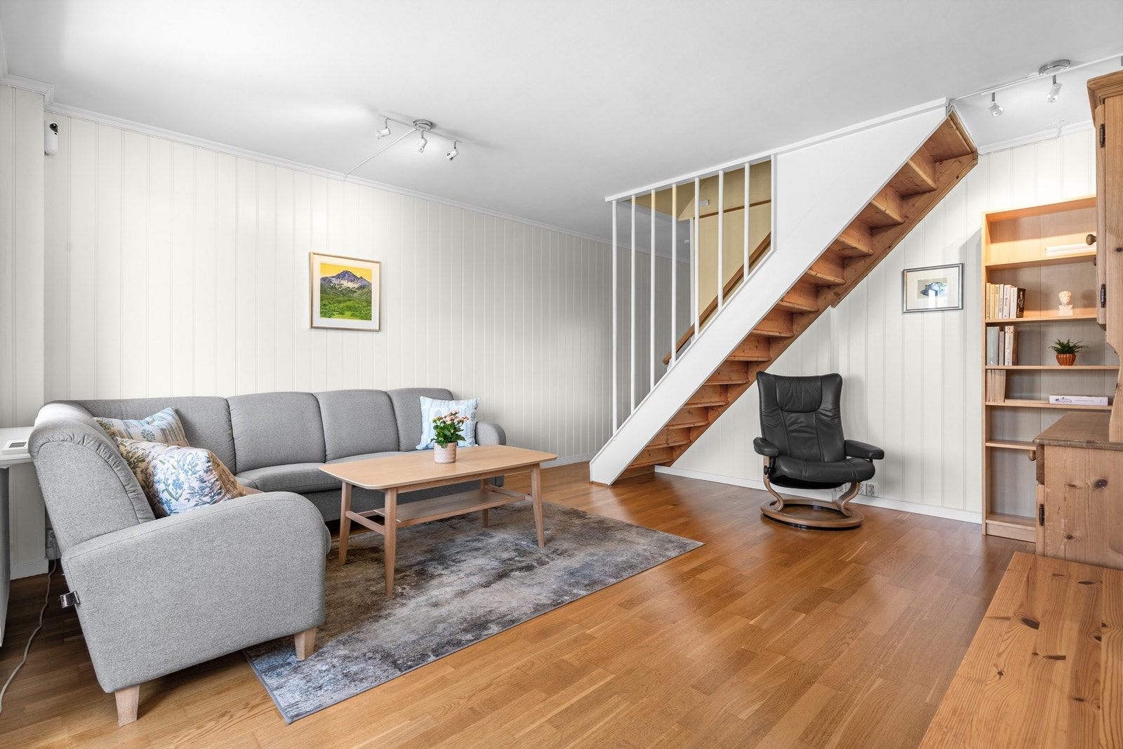 Stuen er romslig med gode møbleringsmuligheter for både sofagruppe, spiseplass og lesekrok. Galleribilde