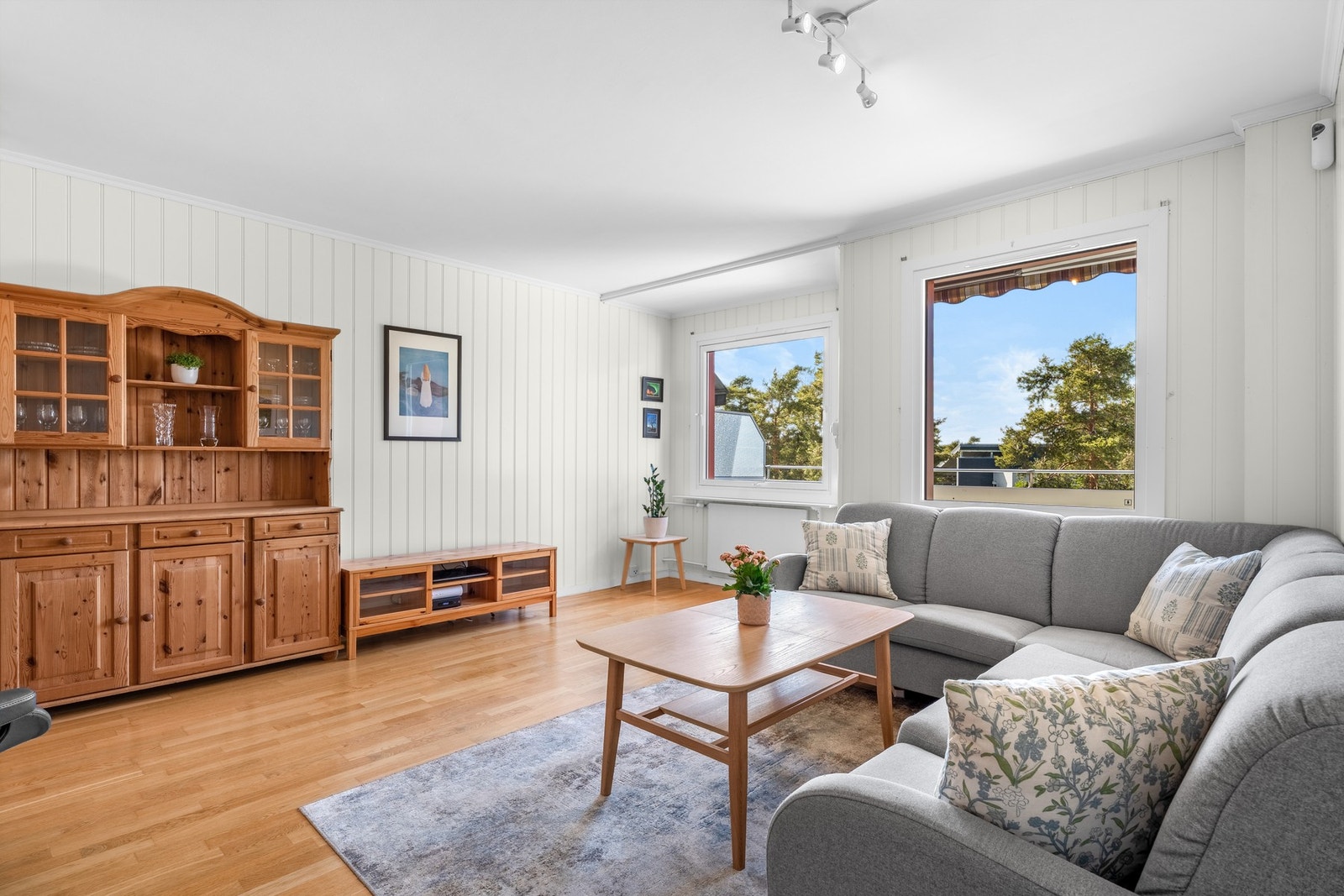 Fra balkongen går du videre inn til stuen, hvor store vindusflater fra 2016 slipper inn rikelig med naturlig lys og skaper en lys og luftig atmosfære. Galleribilde