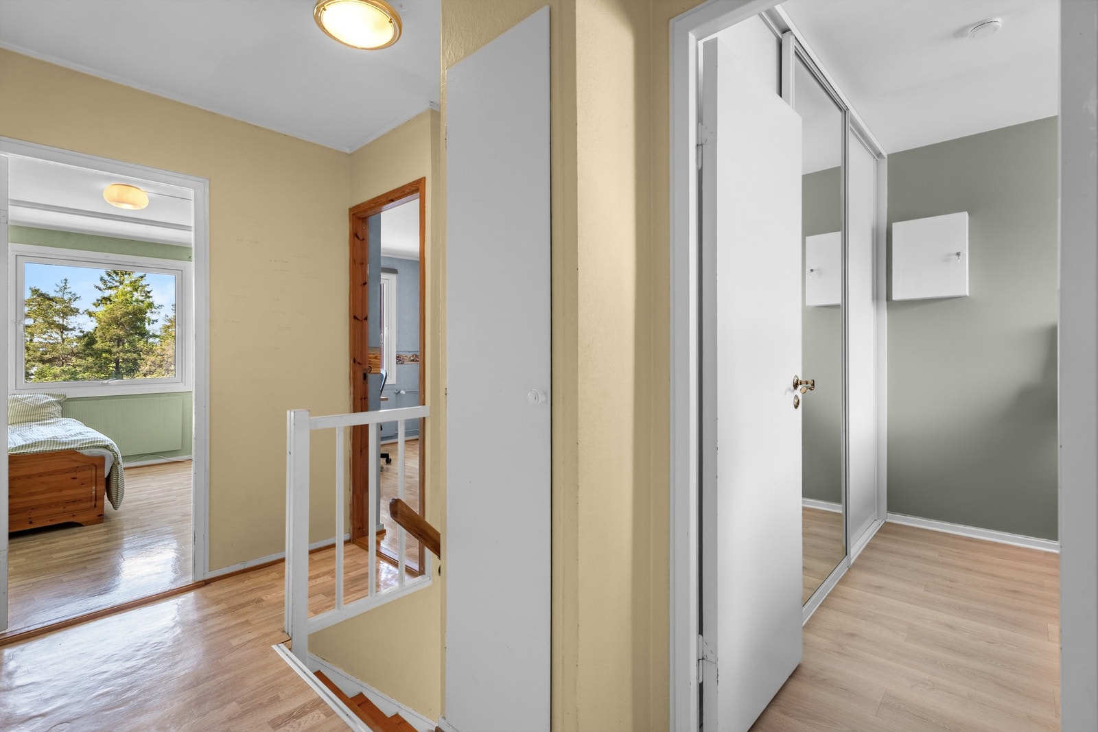 Videre opp i 4.etasje kommer du til boligens tre soverom og bad. Galleribilde