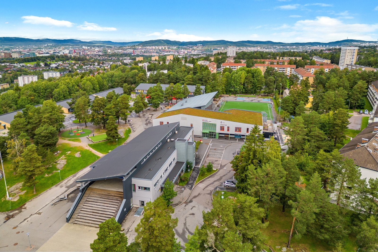 Boligen sokner til populære Oppsal skole, som ligger rett over veien. Galleribilde