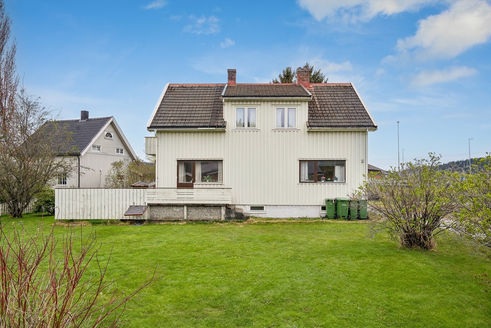Eiendommen ligger innen gangavstand til barneskole, fotballbane og butikk. Galleribilde