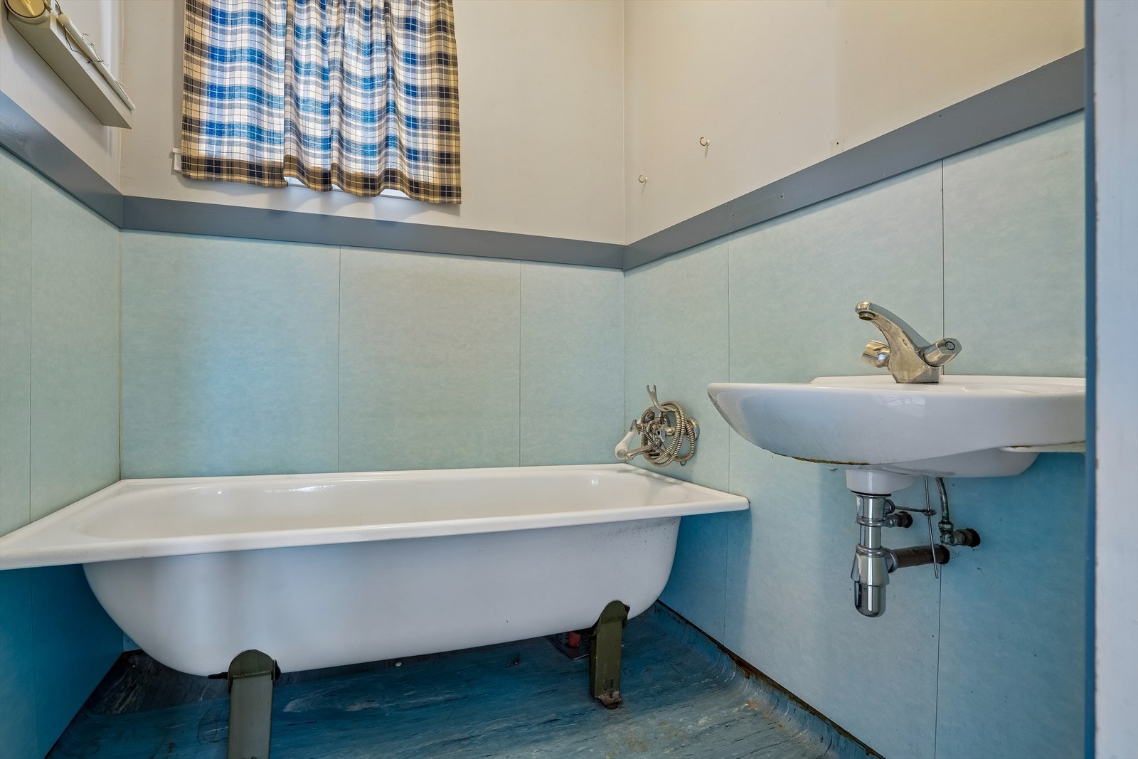 I 1.etasje har man vaskerom, bad og et separat WC. Galleribilde