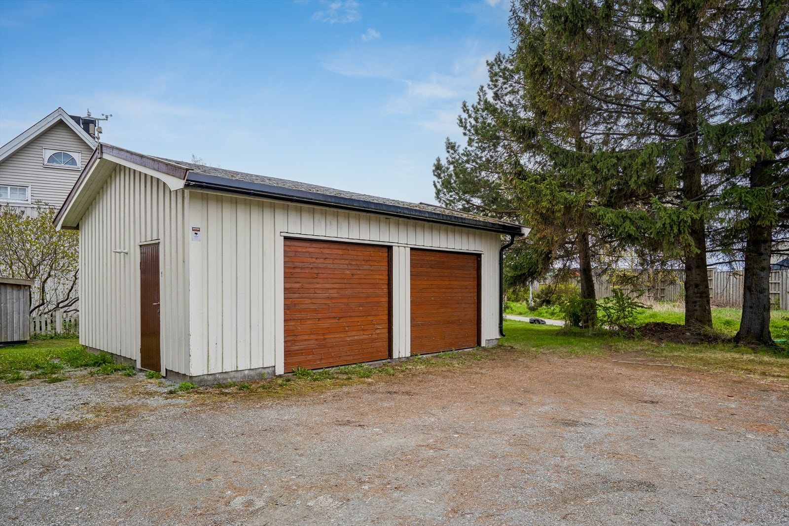 Det er gode parkeringsmuligheter både i garajse og på gårdsplassen. Galleribilde