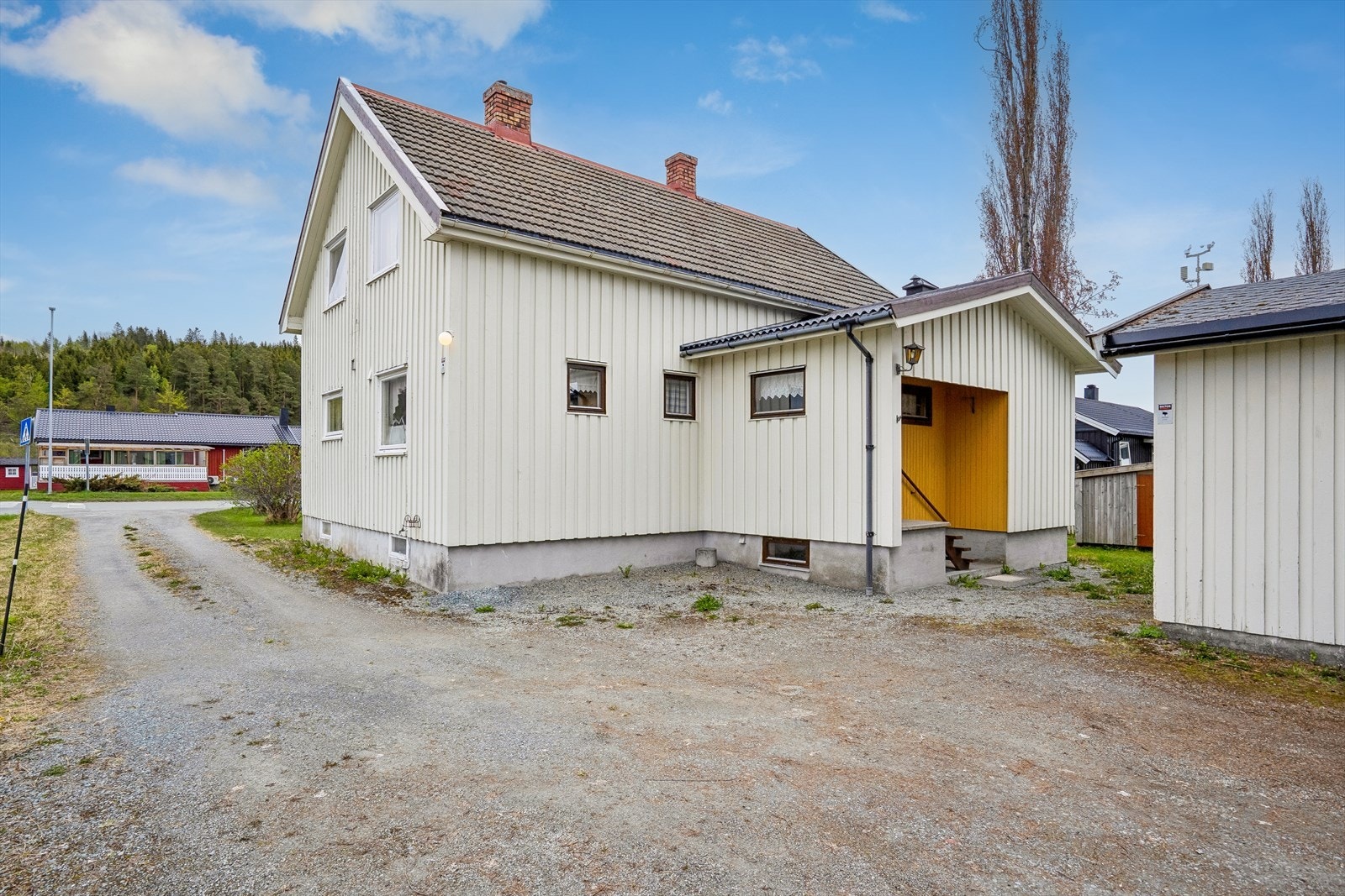 Eiendommen Inneholder boligen, en garasje og vedskjul. Galleribilde