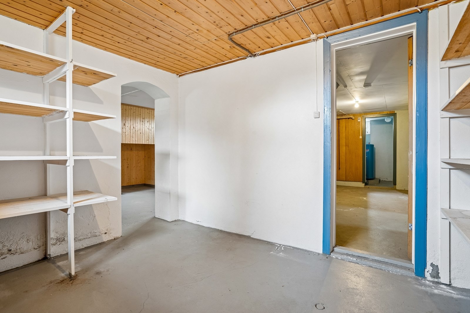 I kjelleren har man godt med oppbevaringsplass med flere boder. Galleribilde