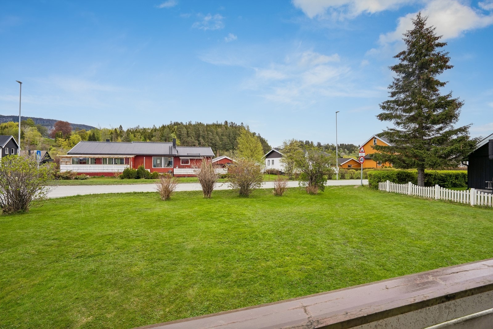 Flott og flat tomt med gode uteområder som byr på flotte boltreplasser for både store og små. Galleribilde