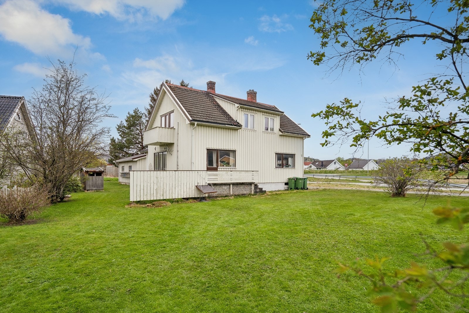 En innholdsrik enebolig over tre plan med attraktiv beliggenhet på Kvislabakken. Galleribilde