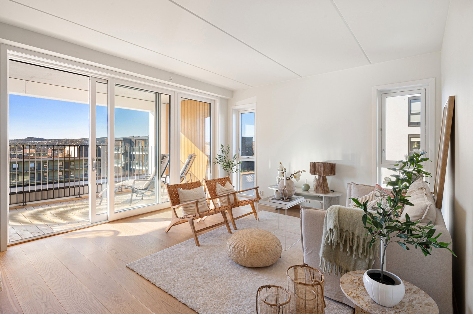 God plass til sofagruppe og annet ønsket møblement. Store vinduer gir godt med lysinnslipp, og skaper en luftig atmosfære. Galleribilde
