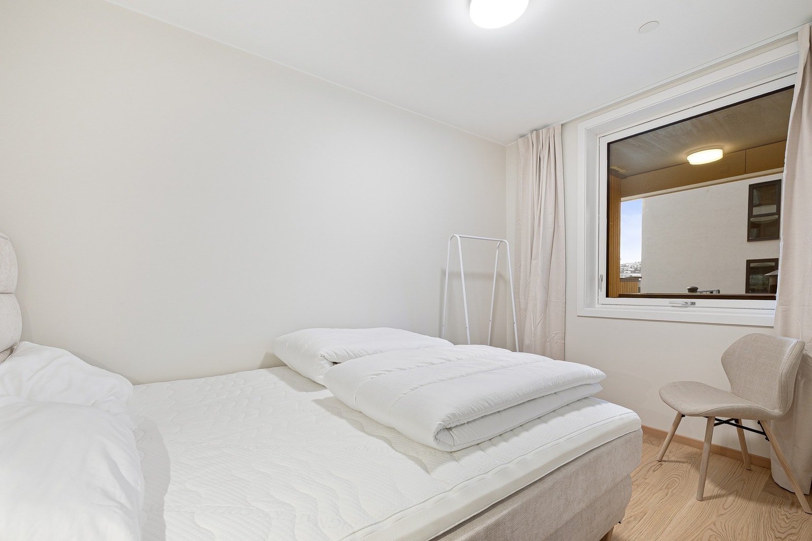 Den ene gjesteleiligheten er en 2-roms, og den andre er mer som et hotellrom. Galleribilde