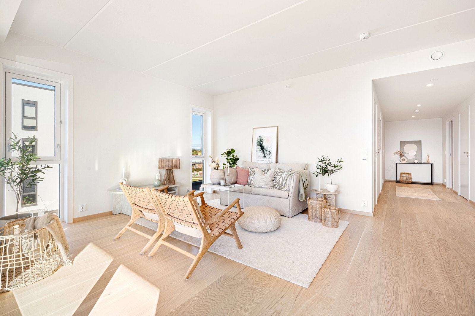 Den romslige stuedelen fremstår som en egen, innbydende seksjon i rommet. Galleribilde