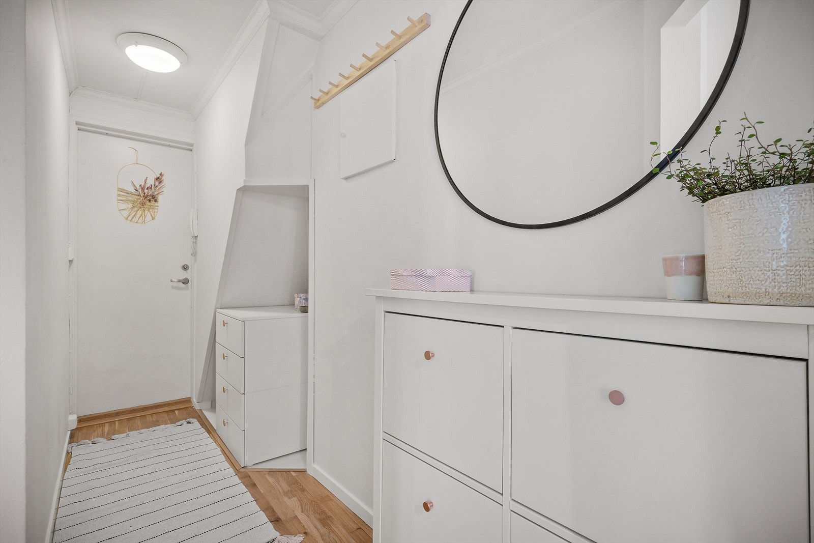 - Innbydende entré på 3 m² med smart lagrings nisje og skoskap - Galleribilde