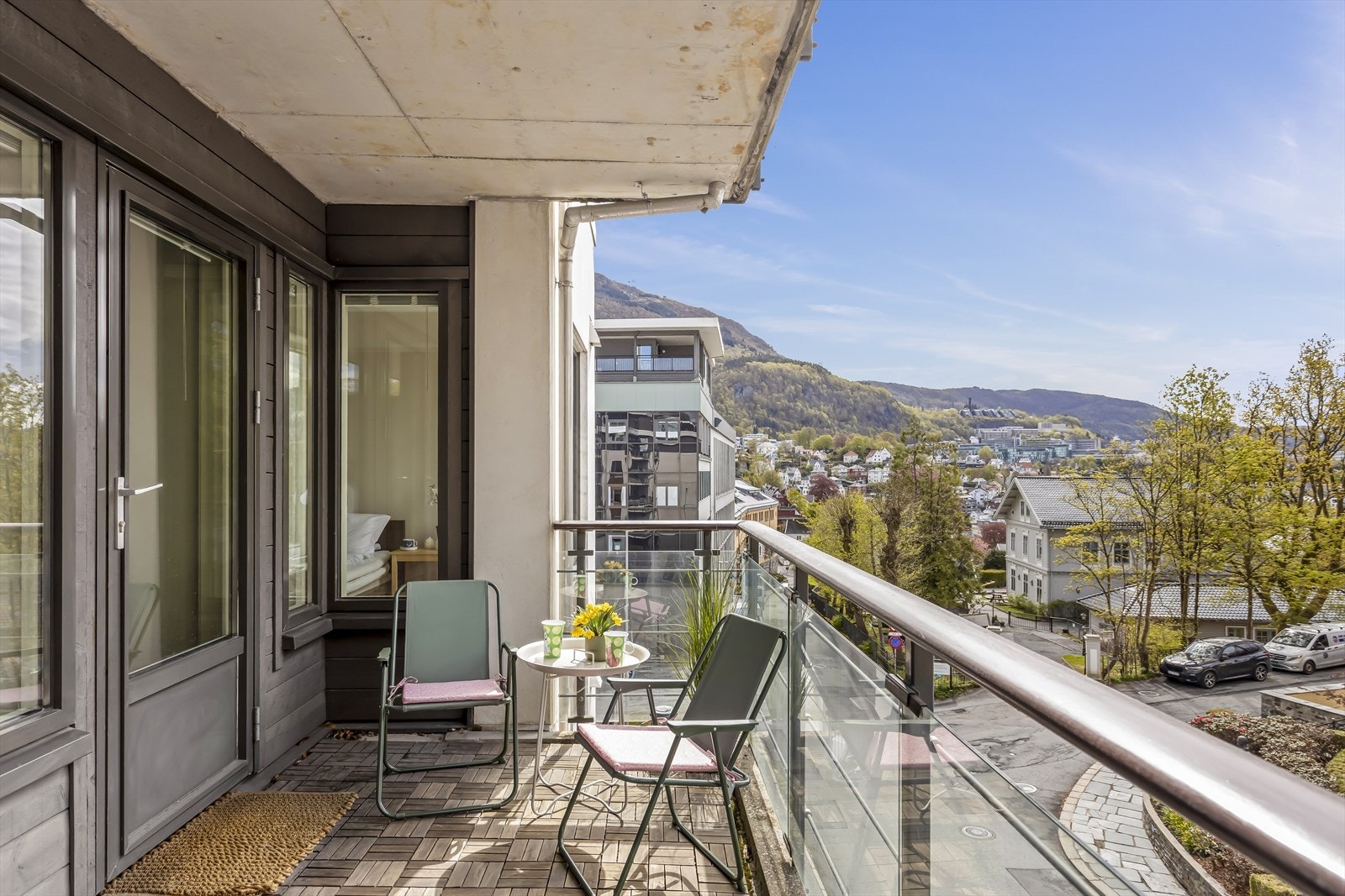 Leiligheten har en attraktiv beliggenhet på Kalfaret og en flott utsikt fra tilhørende balkong! Galleribilde