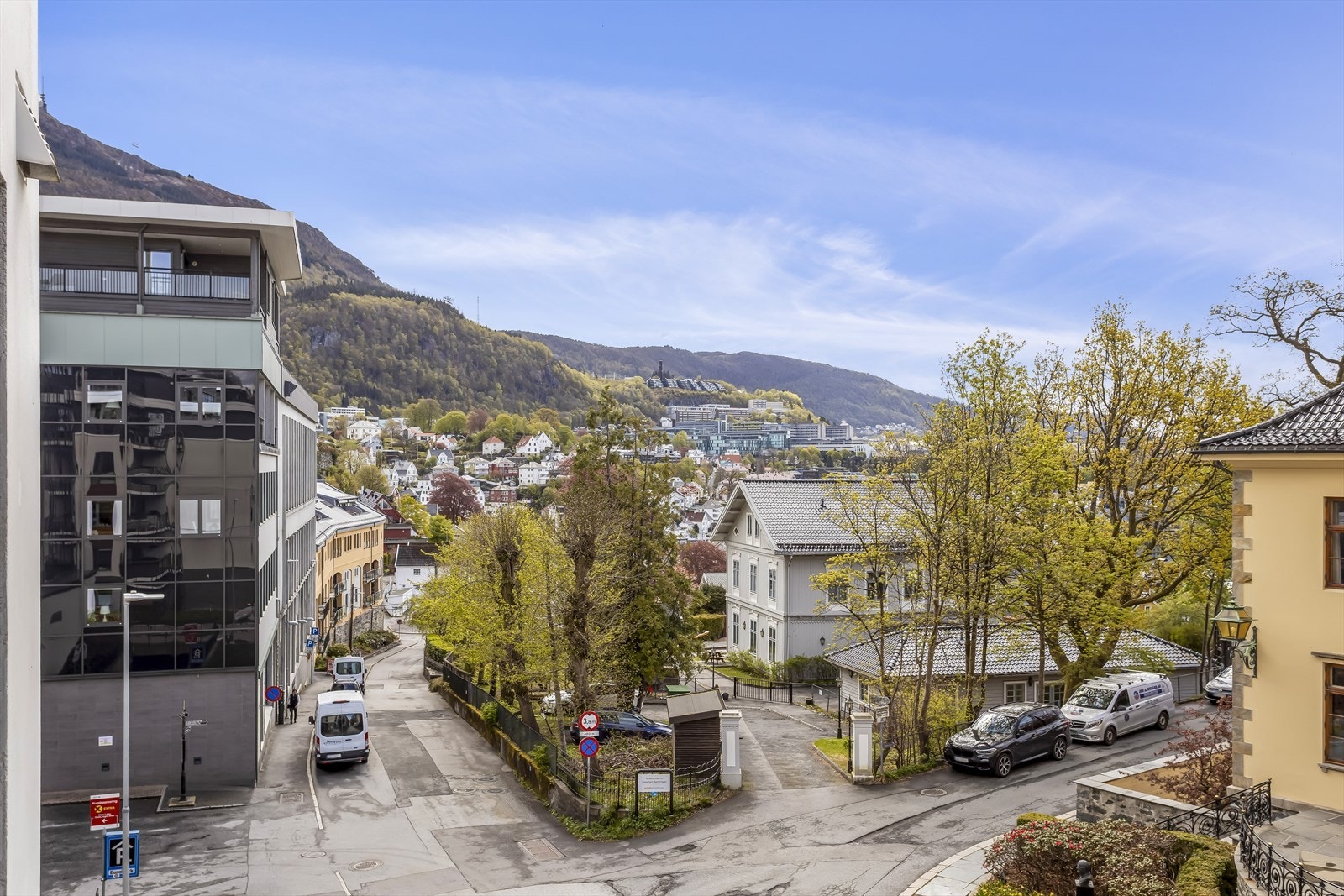 Området er et perfekt utgangspunkt for korte og lange turer til flere av byfjellene bl.a. Fløien, Rundemannen og Ulriken, samt Fjellveien, Isdalen og rundløypen rundt Store Lungegårdsvannet er andre populære turveier som en lysløype. Galleribilde