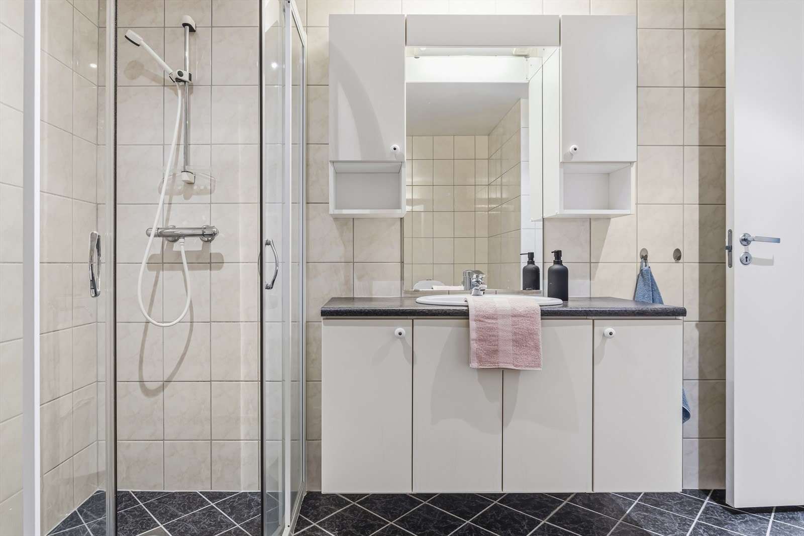 Det er varmekabler i gulv og mekanisk avtrekk via balansert ventilasjon. Galleribilde