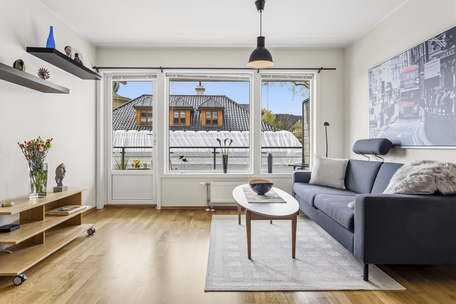 De store vindusflatene slipper inn godt med naturlig lys og gir stuen en romslig følelse. Galleribilde