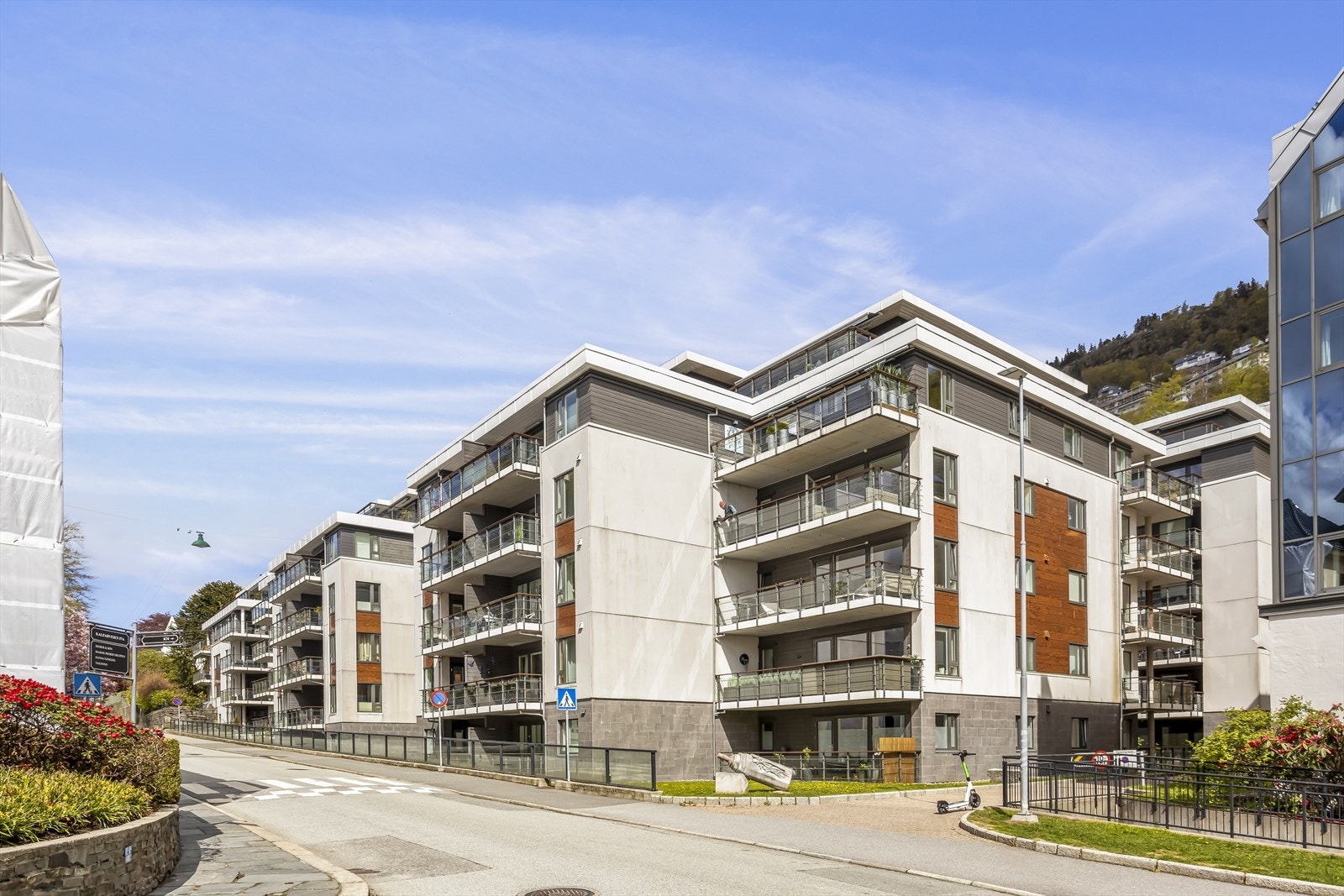 Området preges av diverse boligbebyggelse, og ligger bare et steinkast utenfor selve sentrumskjernen. Galleribilde