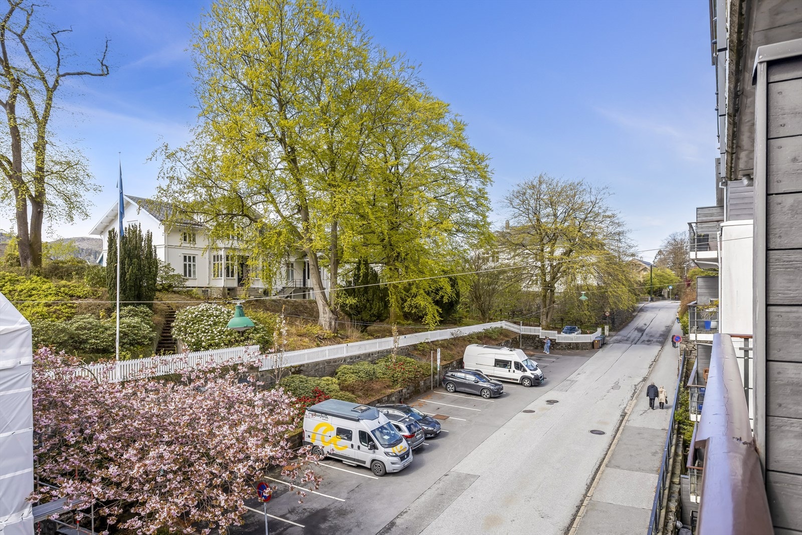Det er kort vei til kollektivtrafikk (2 min)- det er også gåavstand til sentrum på ca 15 minutter. Galleribilde
