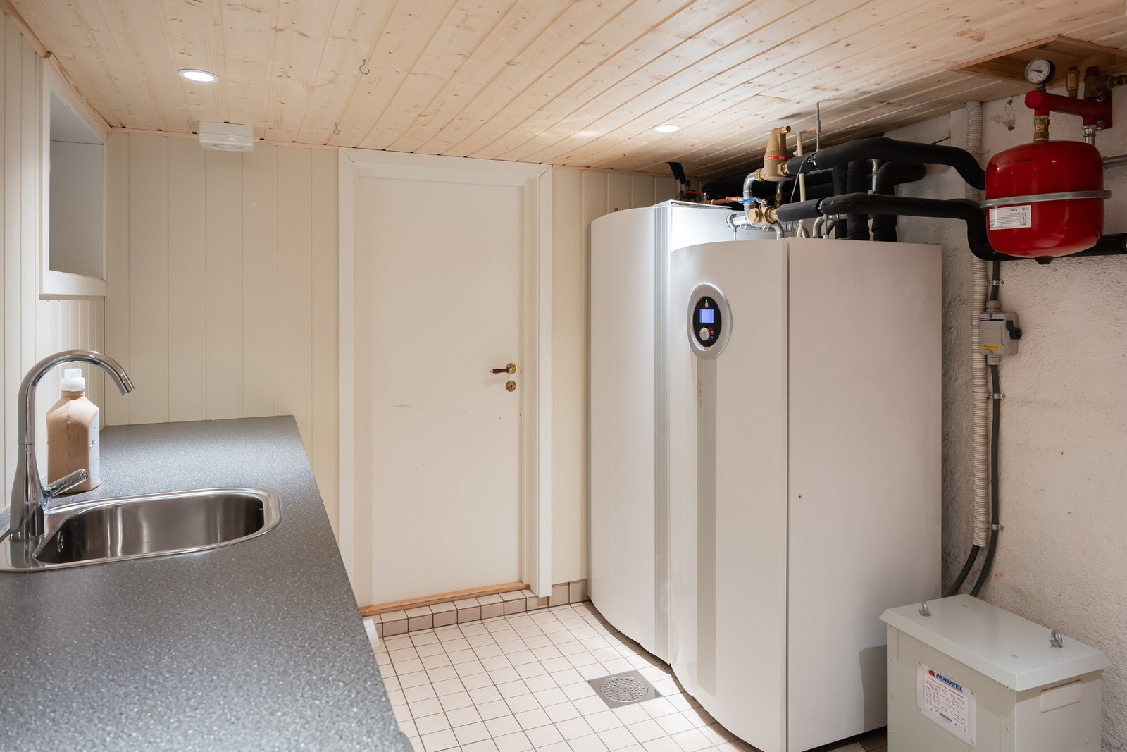 Her er også anlegg og pumpe for bergvarmen. I tillegg har man bodareal i kjellerens hoveddel på omlag 28 kvm. Galleribilde