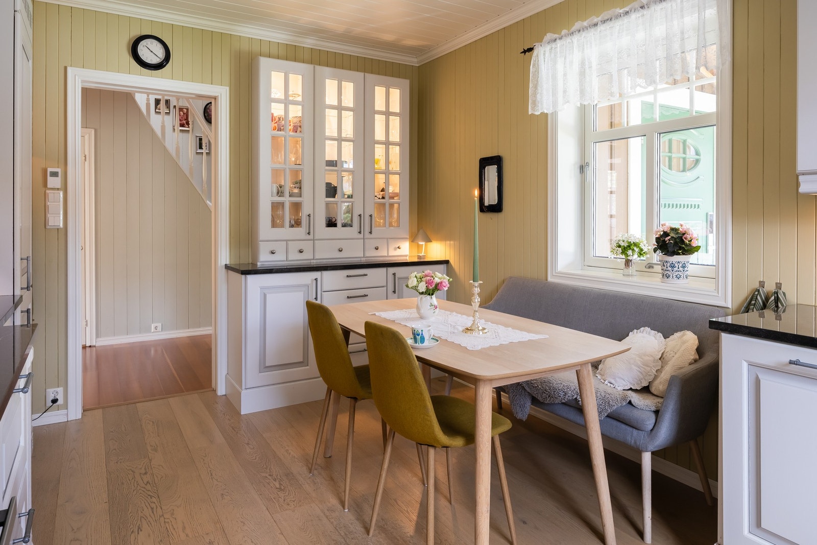 Flott plassert med vindusflater mot sør og vest, og god plass for måltid med hele familien. Galleribilde